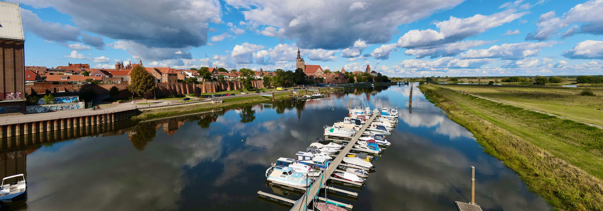 Luftaufnahme Vereinsgel�nde mit Stadtmauer Tangerm�nde